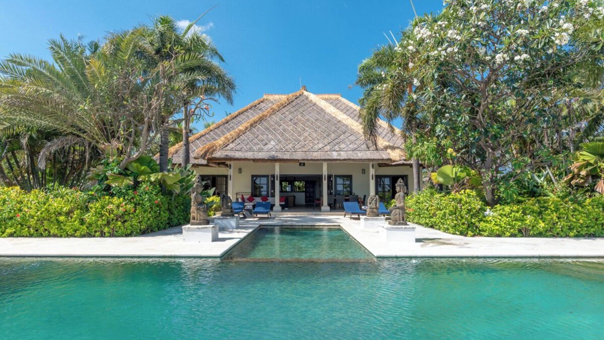 Banjartegehe Villa | Villa Sali: luxury beach villa with staff!
