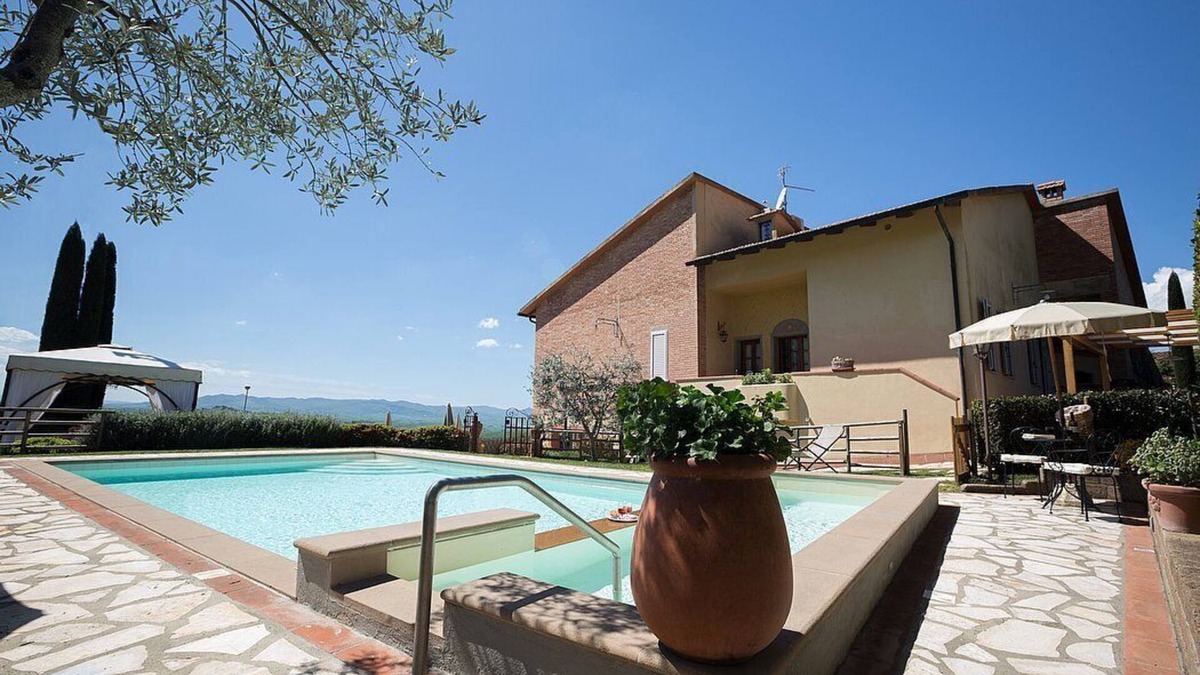 Iano Villa | Villa Salonia: A characteristic and welcoming villa surrounded by meadows and by green hills, with Free WI-FI.