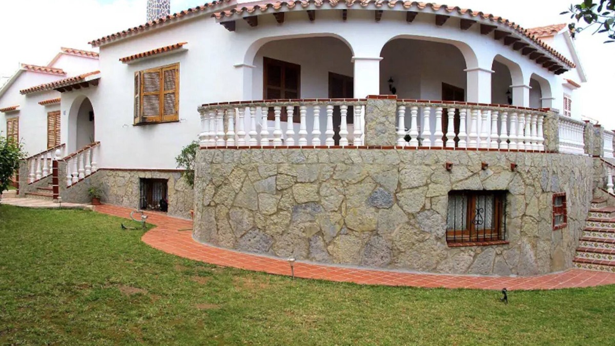 Santa Ana House | Villa SANTA ANA: Spacious Villa by the sea in Es Castell.