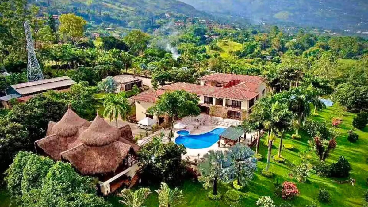 Copacabana Villa | Villa Santillana 7 Bedroom Full House 1-18 people