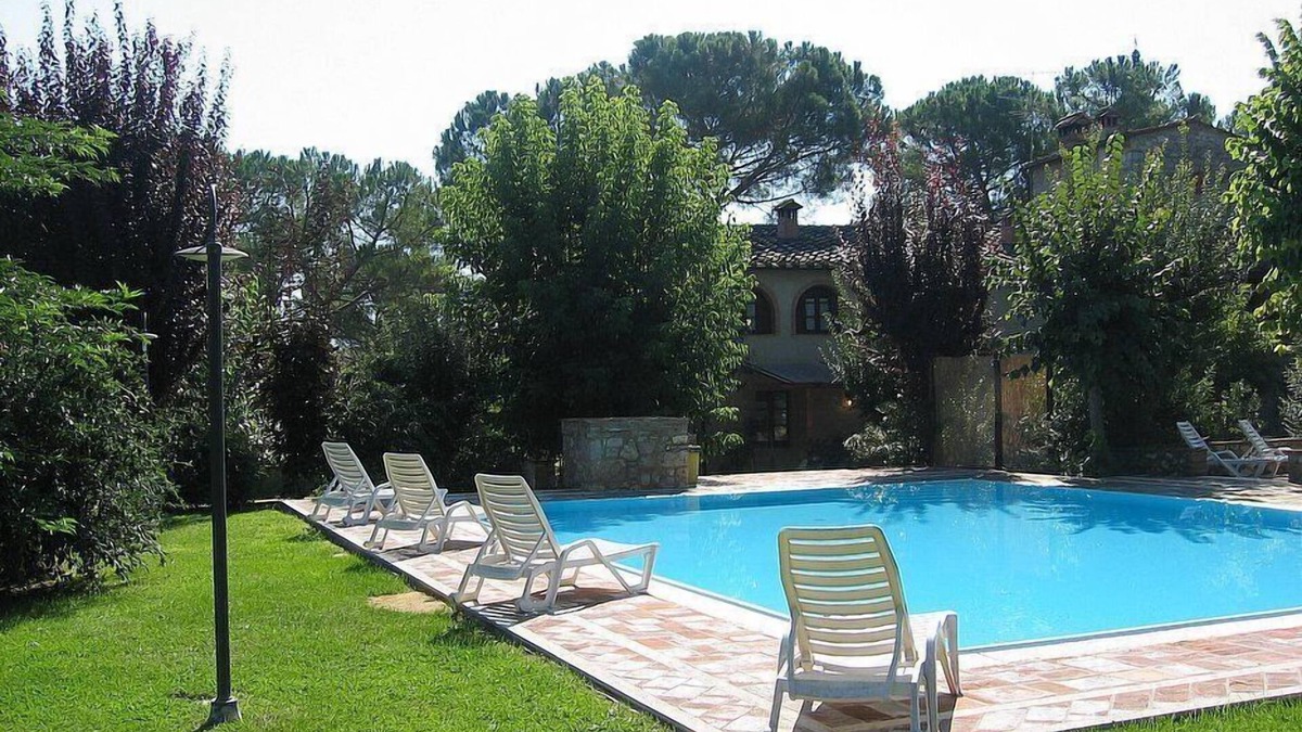 Colle di Val d'Elsa House | Villa Saveria N: A welcoming apartment surrounded by the greenery.
