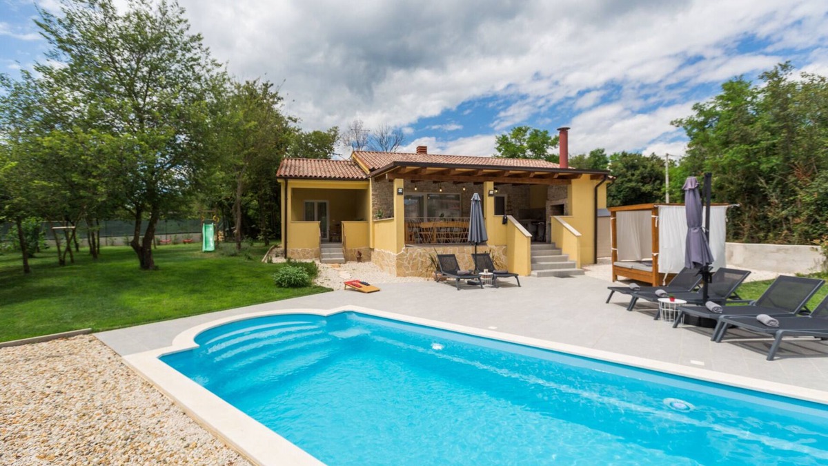 Debeljuhi Villa | Villa Savey - heated pool, 3 rooms, 3 bathrooms, big garden, all service,