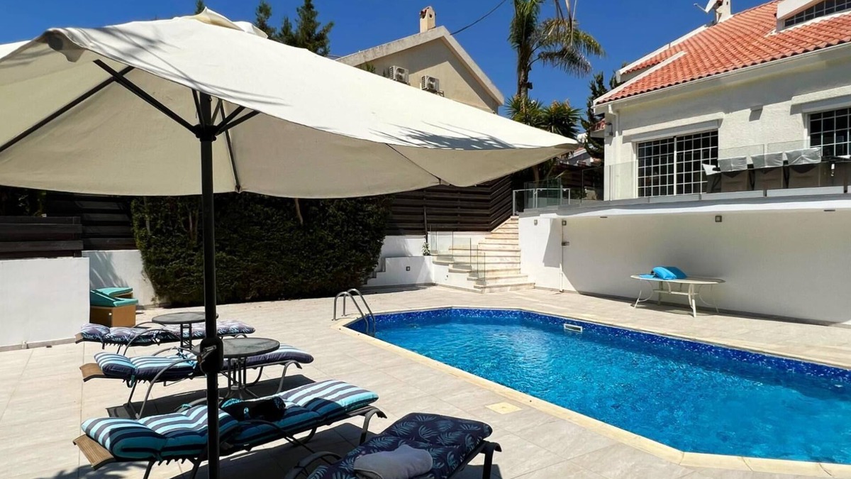 Agios Athanasios Villa | Villa Sawa by Ezoria Villas