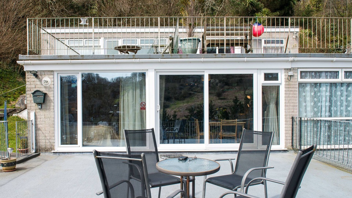 Millendreath Villa | villa, sea view,balcony beach sleep 4 wi-fi cafe, to countryside,coast,