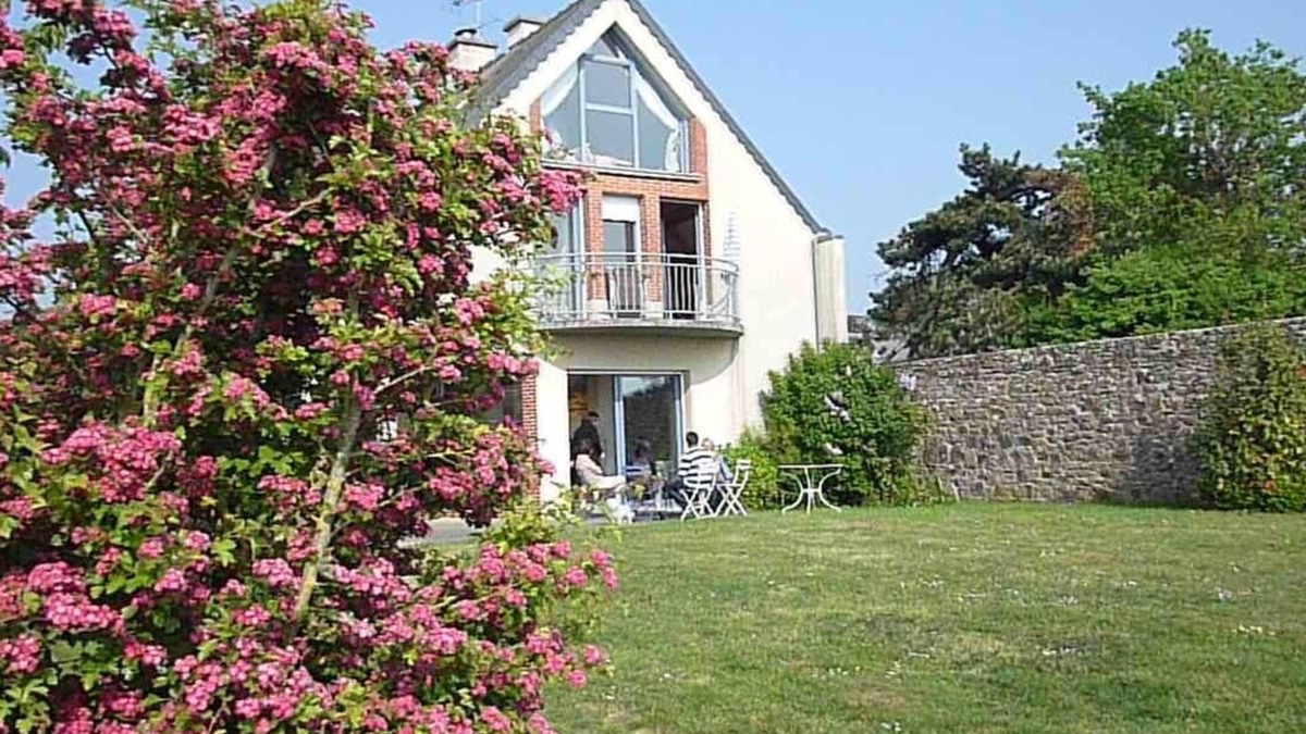 Carolles Villa | Villa, seaside, in the Bay of Mont Saint Michel for 6 people