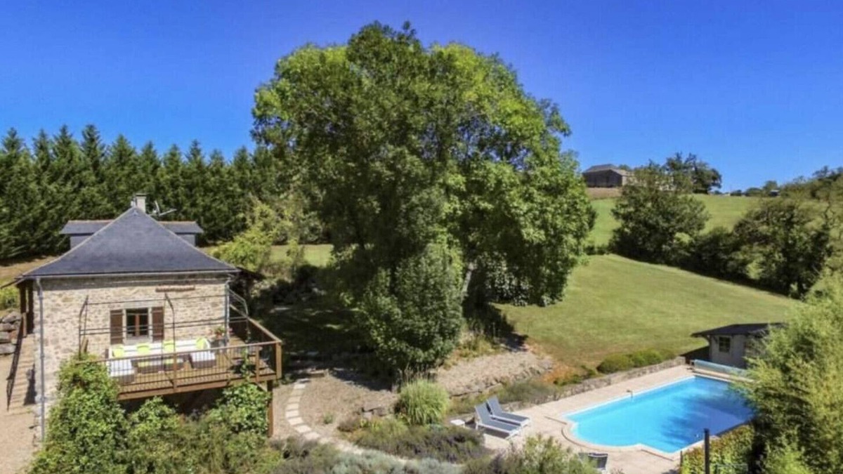 La Fouillade Villa | Villa Serena, a magnificent holiday home for 8 people with private heated swimming pool, located near the medieval castle of Najac in south-west France.