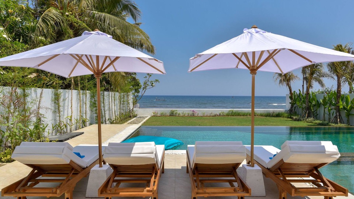 Lokapaksa Villa | VILLA SERENITY - PRIVATE, LUXURIOUS & OPEN CONCEPT BEACHFRONT VILLA
