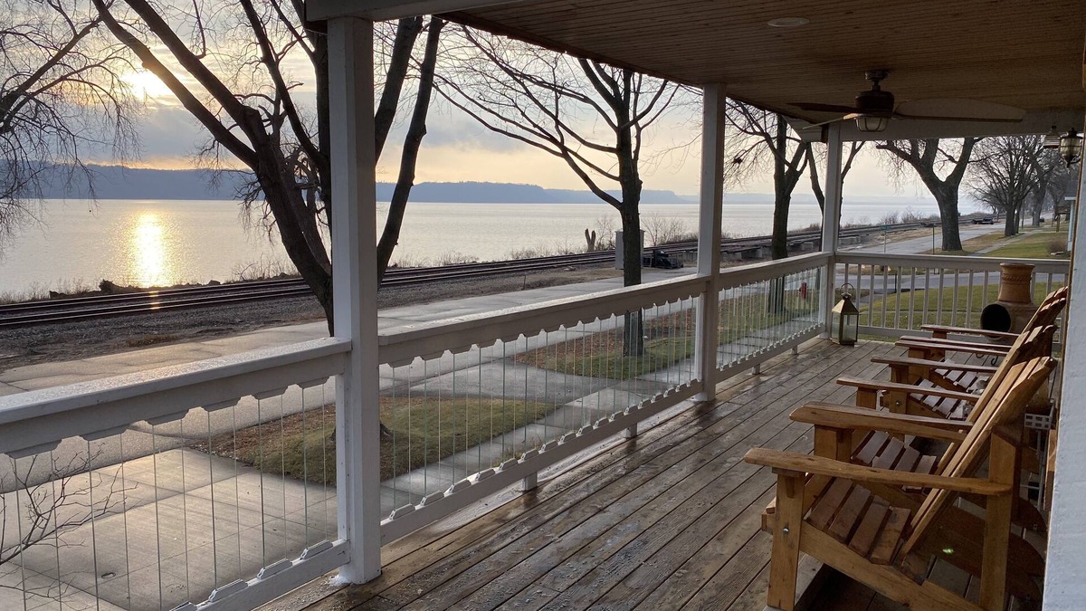 Pepin House | Villa Serra - Lakehouse in Pepin