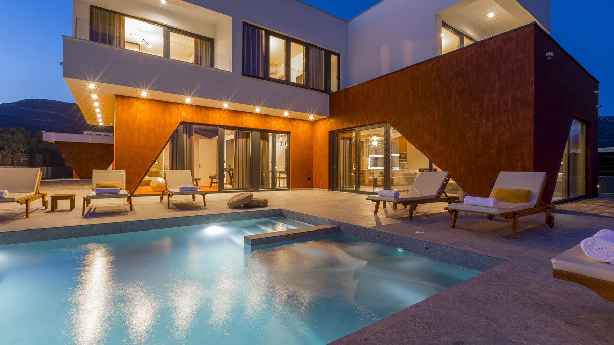 Kastel Stari Villa | Villa SEVEN HEARTS with heated pool and private basketball court near Split