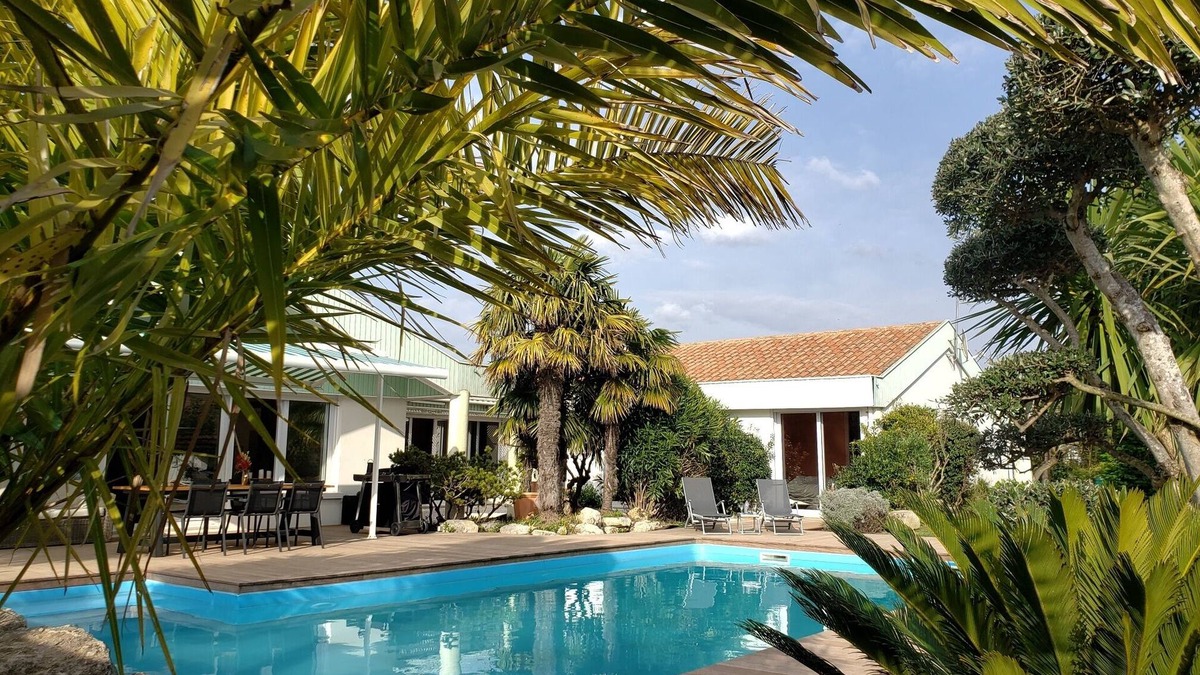 Nieul-sur-Mer House | Villa Seychelles, swimming pool, tropical garden, wooden terrace, close to the sea