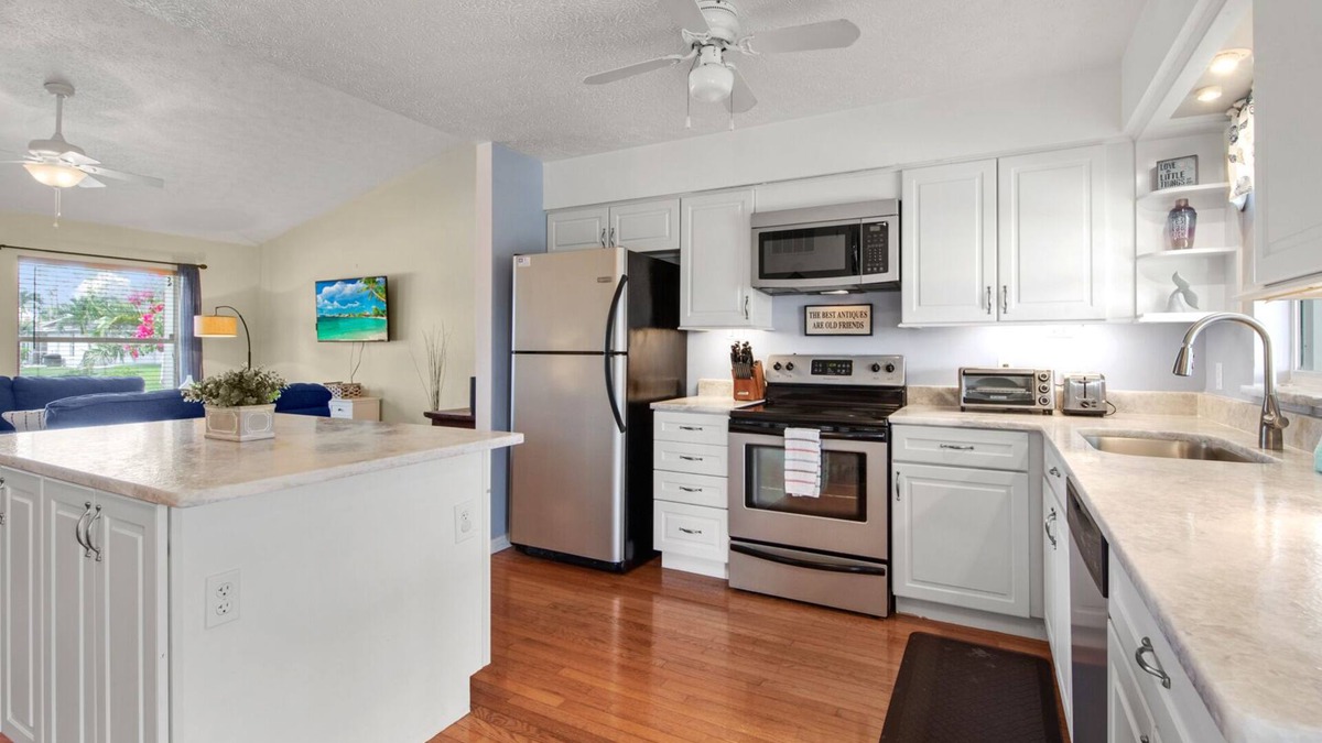Trafalgar House | Villa Siesta - 3 Bedroom/2 Bath Electric Heated Saltwater Pool Home