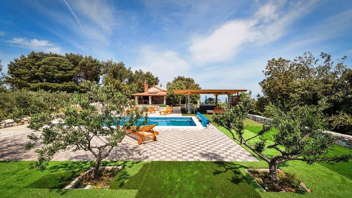 Donji Humac House | Villa SILENTE with heated pool, whirlpool, sauna, tennis court, bikes