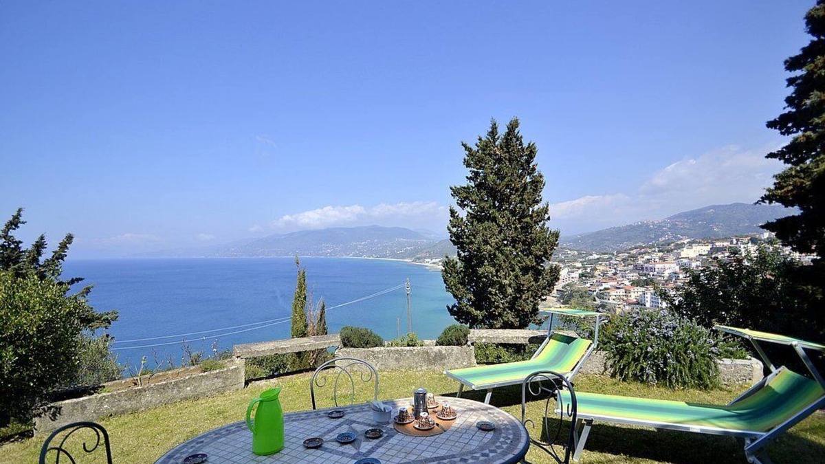 Palinuro House | Villa Simpatia A: A characteristic and welcoming apartment situated at a short distance from the beach, with Free WI-FI.