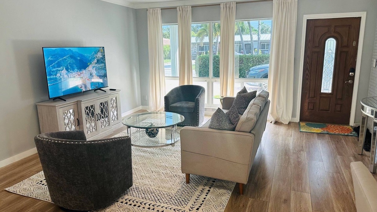 Lighthouse Point House | Villa Sole Heat Pool & Beach