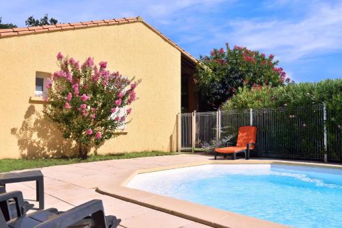 Montelimar House | Villa Spacieuse au Calme Absolu avec Grande Piscine Jacuzzi Chauffé - Grand Jardin Sans Vis a vis- Salle de Jeux avec Fresque du Nougat - Ideal Familles et Groupes Drome Provencale