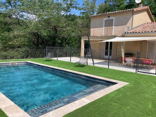 Chirols Villa | Villa spacieuse en Ardèche avec piscine , en bord de rivière