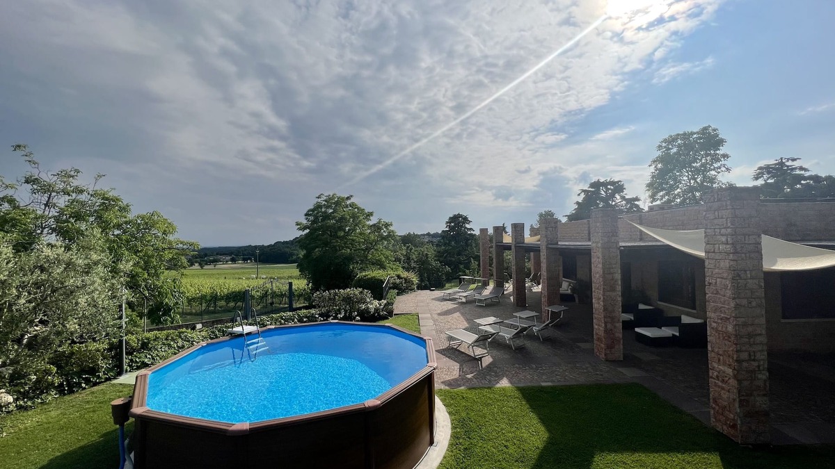 Lonato del Garda Villa | Villa Spaltri is immersed in the green of the hills in Lonato del Garda