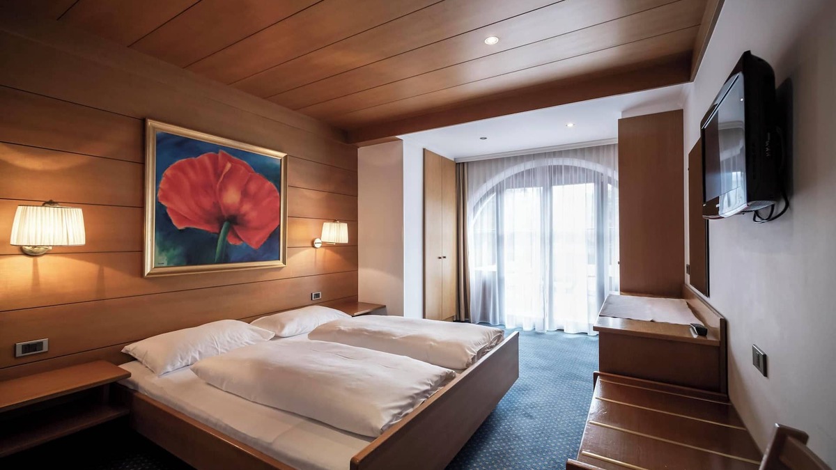 Ortisei Apartment | Villa Stella Apartment N44 – Nearby Ski Lifts, Mountain View, Wi-Fi, Terrace and Garden