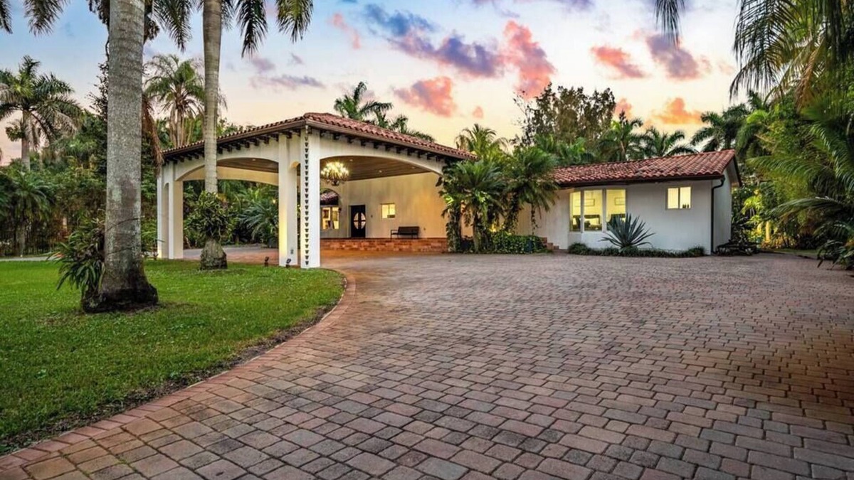 Golden Glades Villa | Villa Sultan | Luxe | Pickleball & Basketball