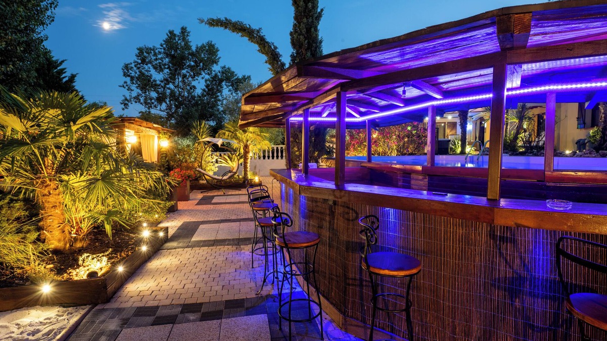Montcabrier Villa | Villa Swimming pool, Jacuzzi, Cinema, Gym