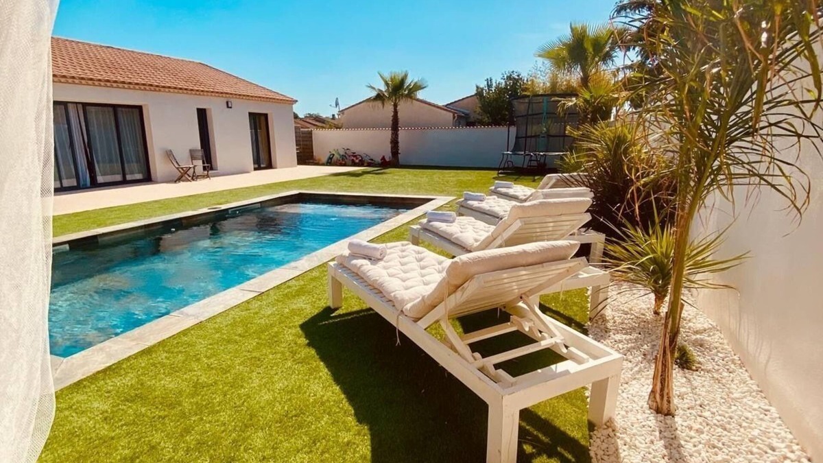Aimargues Villa | Villa swimming pool 6 persons garden not overlooked