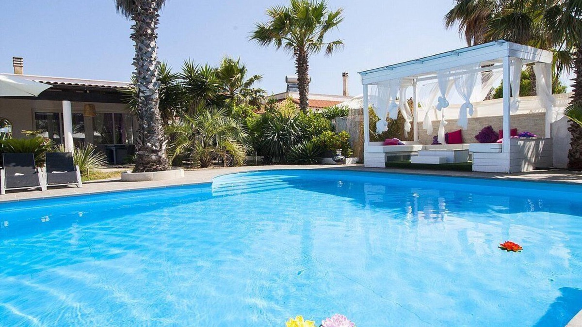 Pizzo Villa | Villa Tentazione: A pleasant and spacious villa situated at a short distance from the beach, with Free WI-FI.