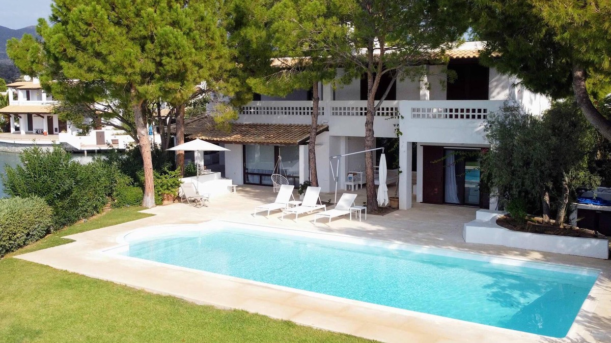 Plepi Villa | Villa 'The White By Seaviews' with Sea View, Wi-Fi and Air Conditioning