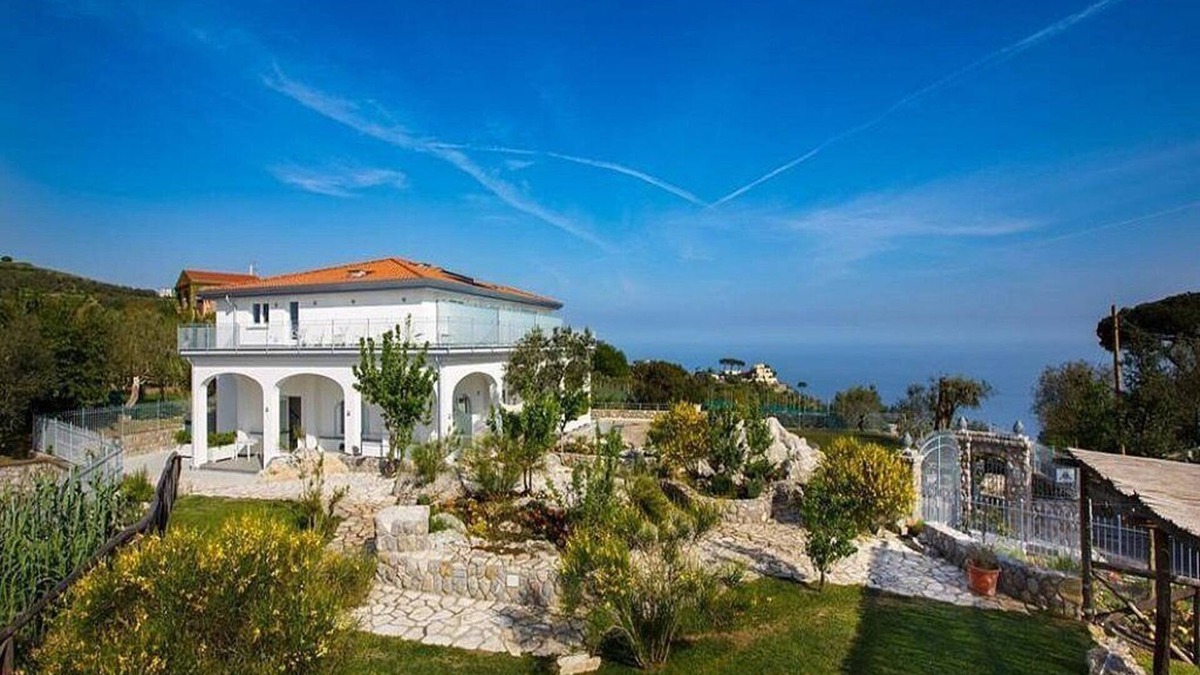Schiazzano Villa | Villa Tiresia: A splendid two-story villa in a quiet position, located on a hillside above the sea, with Free WI-FI.