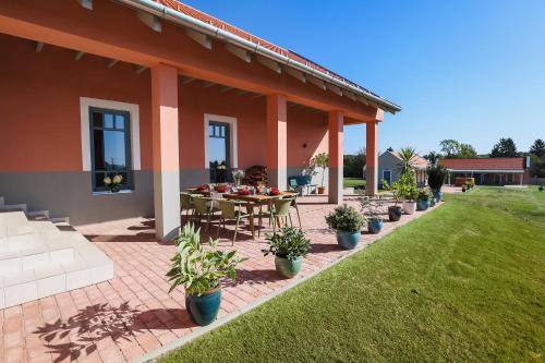 Bozsok Apartment | VILLA TOURI - Touri Alpesi Birtok