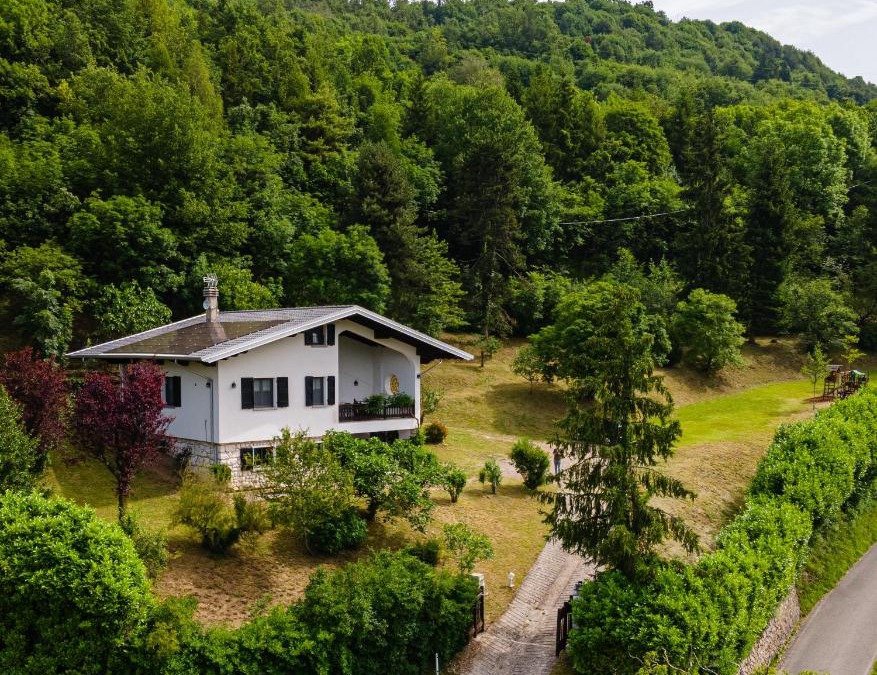 Treviso Bresciano House | Villa tra montagna e laghi 14 posti
