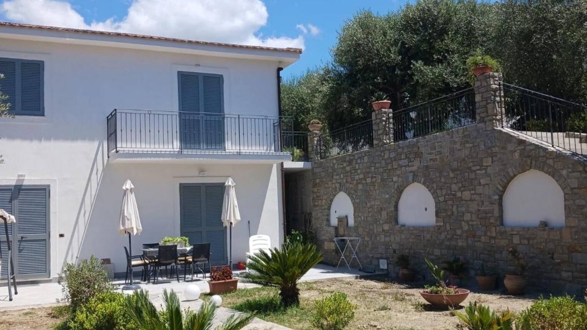 Perdifumo House | Villa 'Tra Uliveti E Mare' with Private Garden, Wi-Fi and Air Conditioning