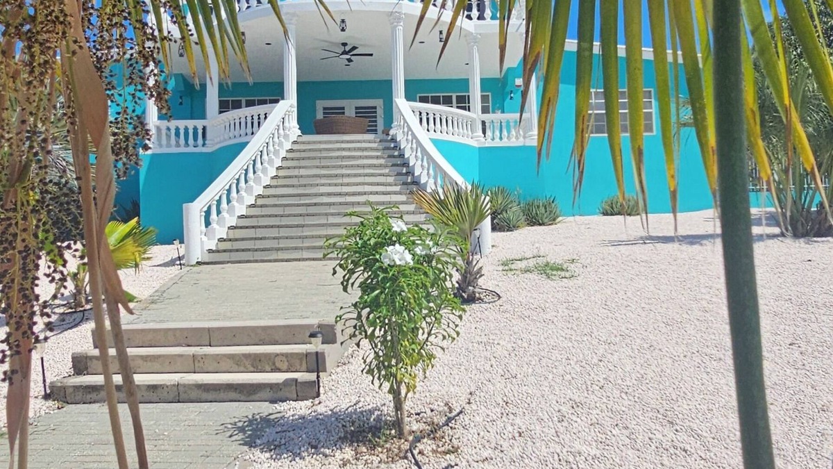 Montana Rey Villa | Villa Turquoise Curaçao: Central location, elevated with great views.