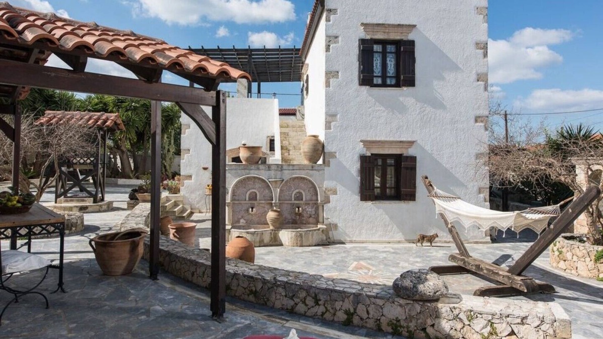 Sternes Villa | Villa Tzivaeri old mansion, huge private courtyard, BBQ, near airport sleeps 8+