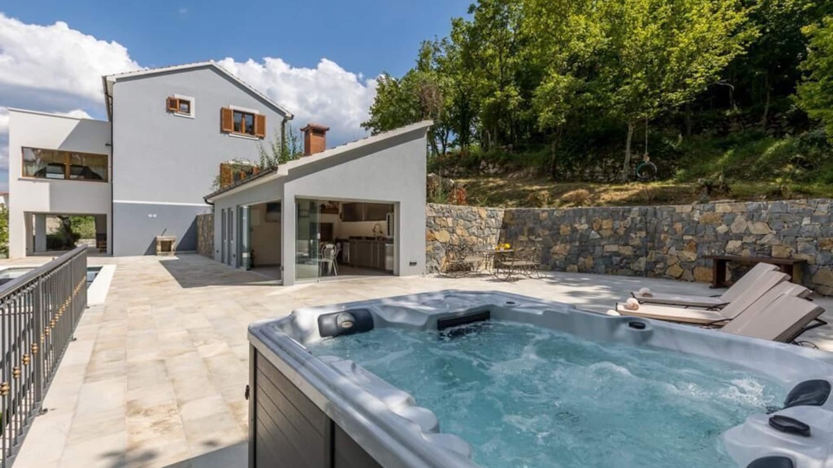 Omis Villa | Villa u rusticnom stilu okružena šumom njegovanim vrtom za odmor, grijani bazen