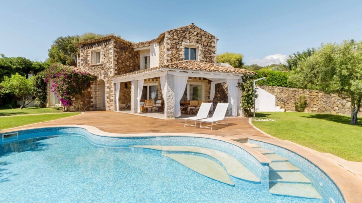 Castiadas Villa | VILLA ULIVO with pool and private garden, just 500 meters from the sea