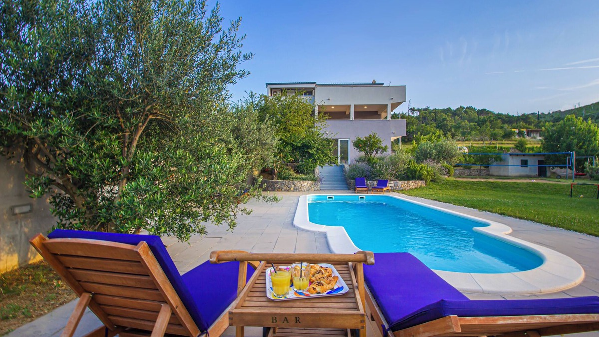Tugare House | Villa Ume - sauna, swimming pool, volleyball court and ping pong