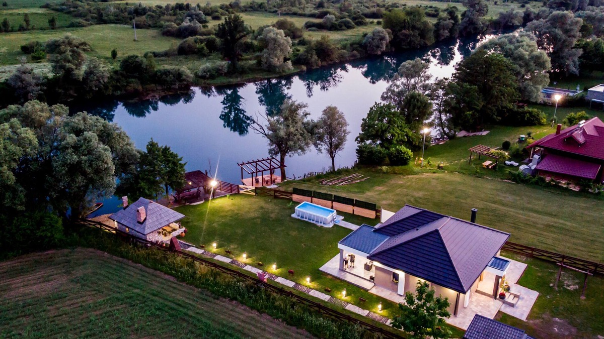 Mali Radic Villa | Villa Una Navis Bihać is situated on the shores of the emerald beauty of the Una