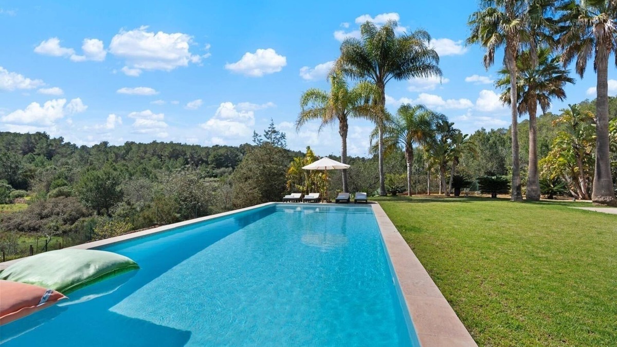 Sant Rafael de Sa Creu Villa | Villa Universe - Tranquility and strategic location in the heart of Ibiza.