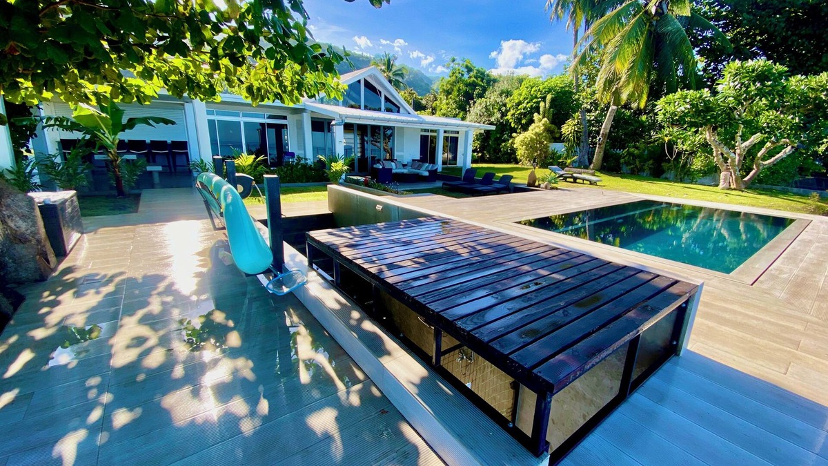 Punaauia Villa | Villa Vaiava - private infinity pool on the beach