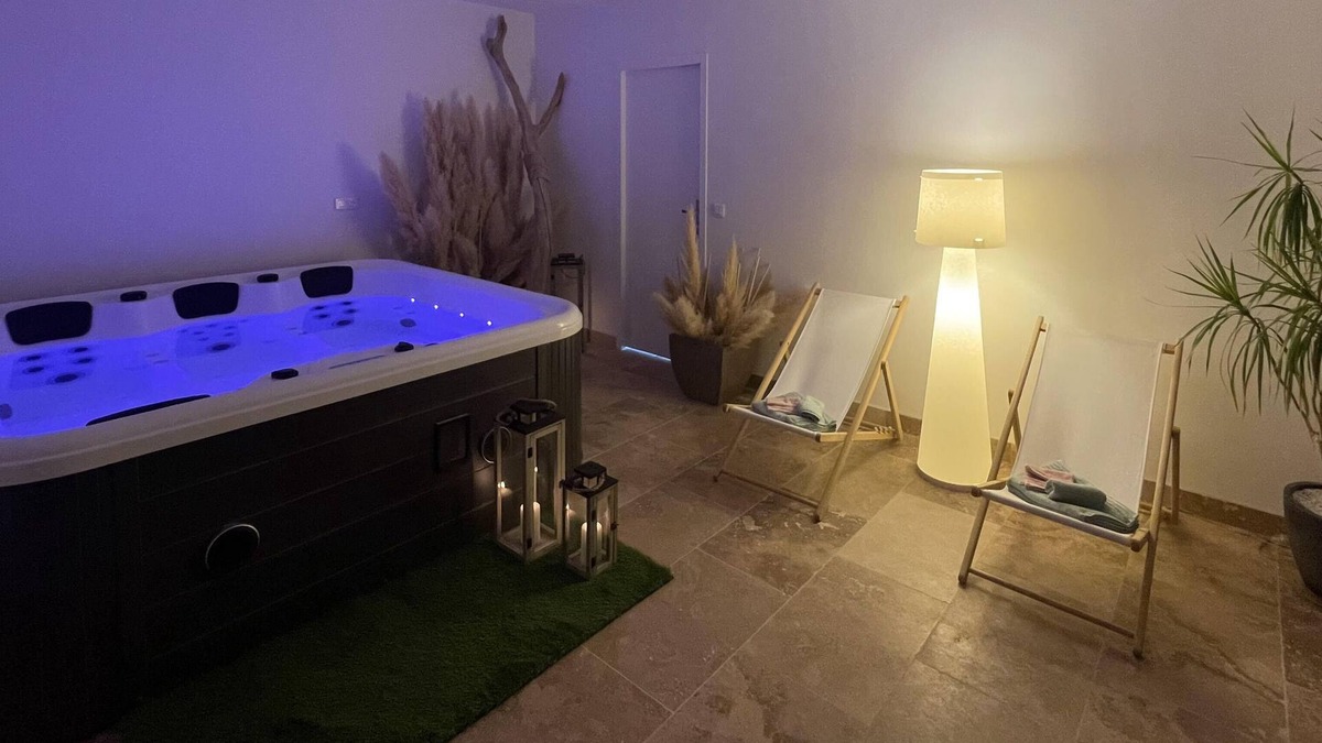 Saint-Martin-de-Crau Villa | Villa Van Gogh Swimming pool and Spa in Provence