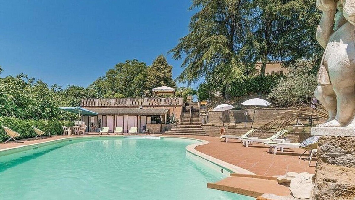 Santa Reparata Villa | Villa Veneranda: A characteristic and welcoming two-story age-old farm house surrounded by meadows and by green hills, in the border area between Umbria and Tuscany, with Free WI-FI.