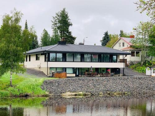 Lapua Villa | Villa Venetsia tilava huvila
