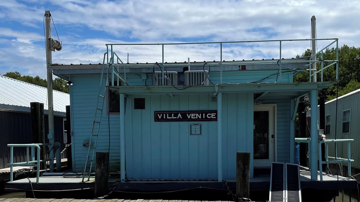 Venice Boat Rental | Villa Venice houseboat located in Cypress Cove Marina-5 bedrooms/2 full bathroom