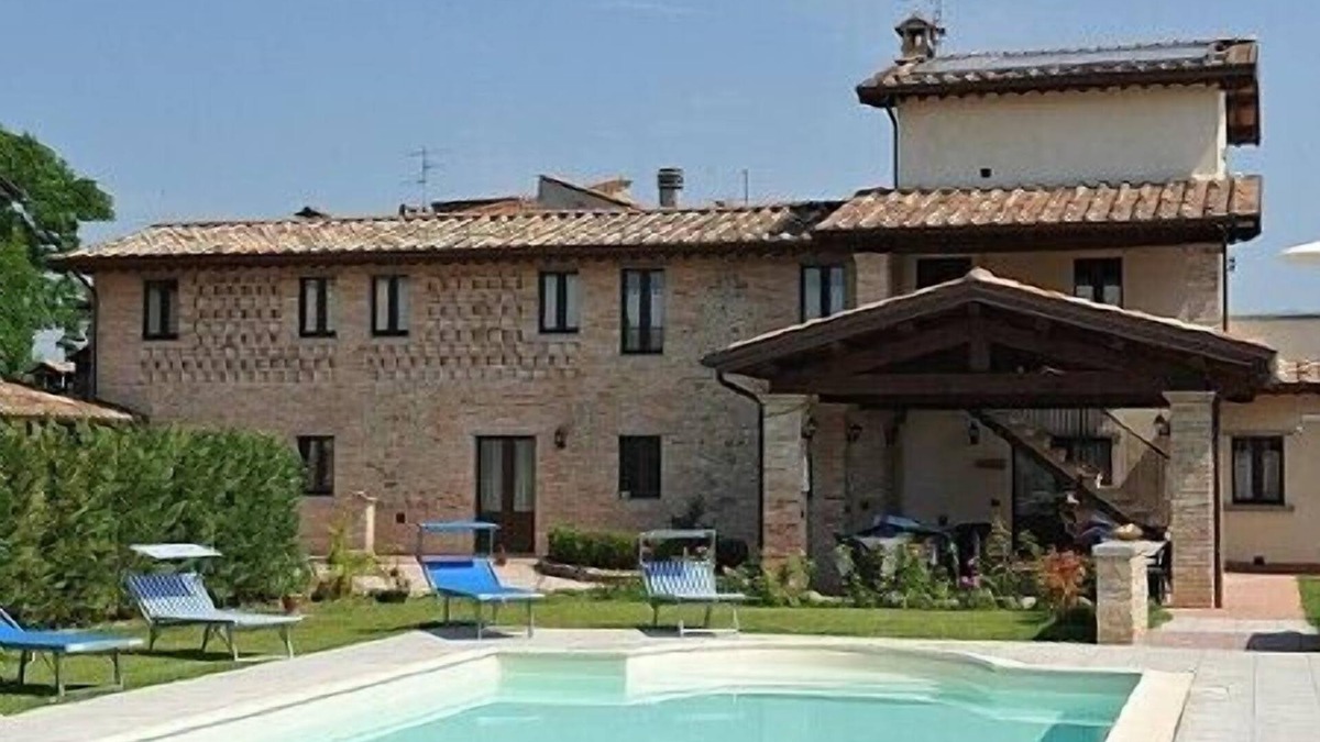 Citerna Villa | Villa Vezzosa Grande: A characteristic and welcoming age-old farm house, with Free WI-FI.