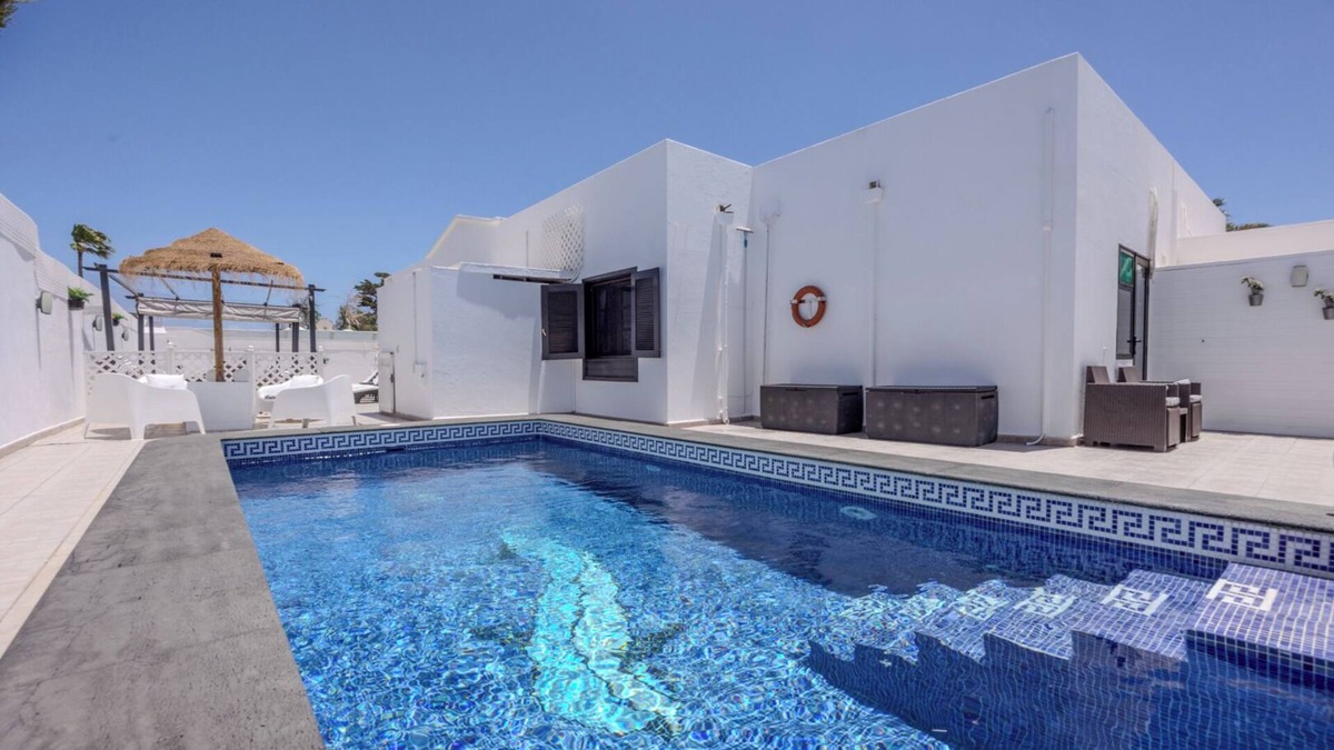 Costa Teguise Villa | Villa Victoria Los Helechos just 700 metres from Playa Bastian beach