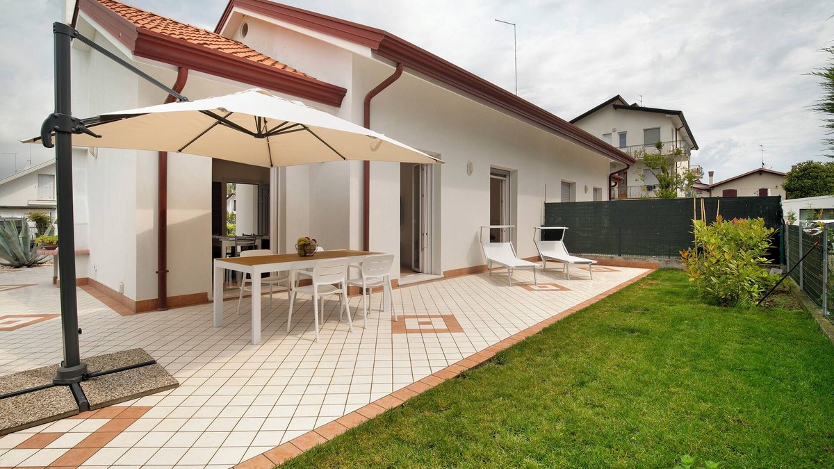 Lido di Jesolo Villa | Villa 'Villetta Bruna' with Private Garden and Air Conditioning