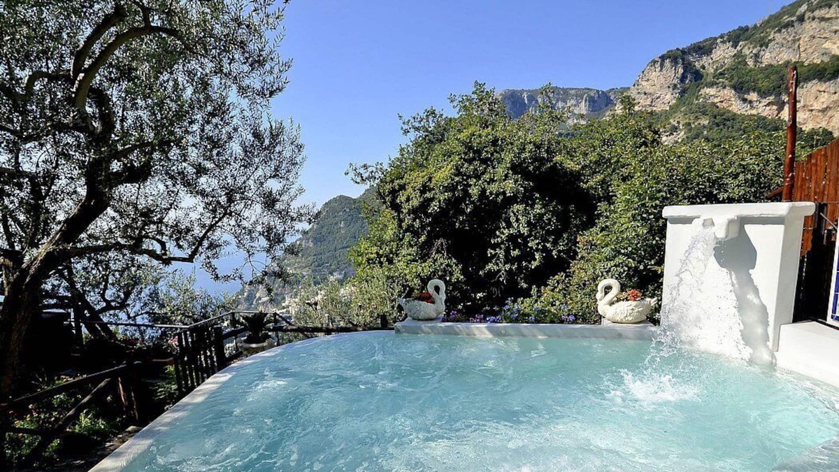 Montepertuso Villa | Villa Violaciocca: An elegant and welcoming villa located in an isolated position, on the slopes of a hill which is covered with olive groves, with Free WI-FI.
