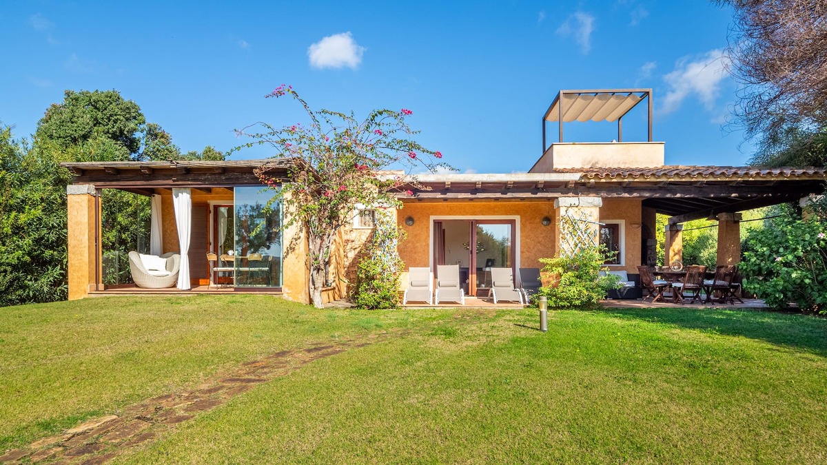 Chia Villa | VILLA VIRIDIANA CHIA - a few steps from the beach