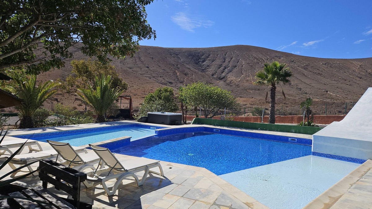 Tetir Villa | Villa “Vivienda Vacacional Sara” with Mountain View, Terrace, Pool & Basketball Court