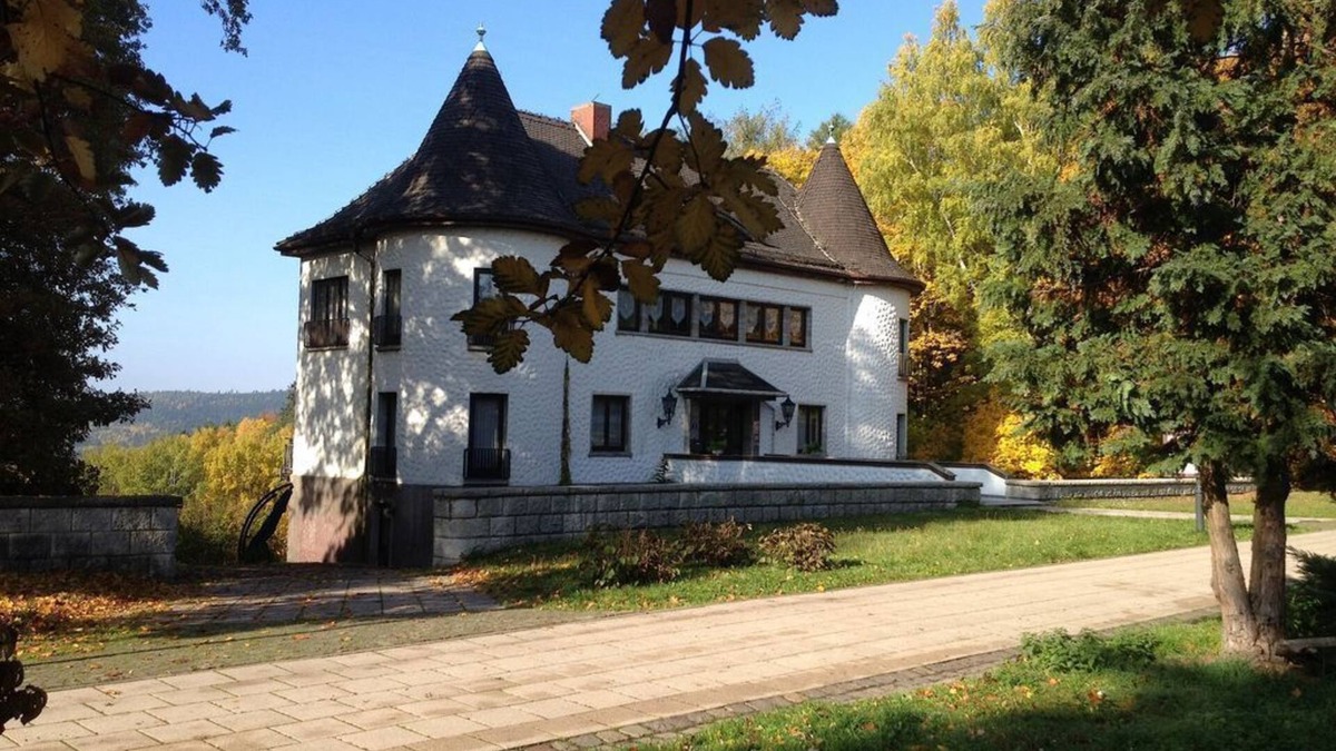 Friedrichroda Apartment | Villa Warzenburg, apartment 1 with panoramic mountain view and terrace. Vacation with a dog.